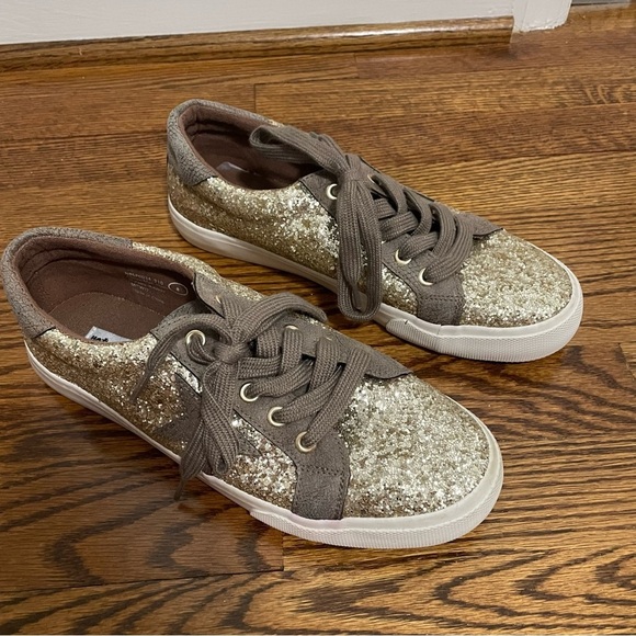 **4/$12** Not Rated Gold Glitter Ladies Tie Up Sneakers Size 8 - Picture 3 of 9